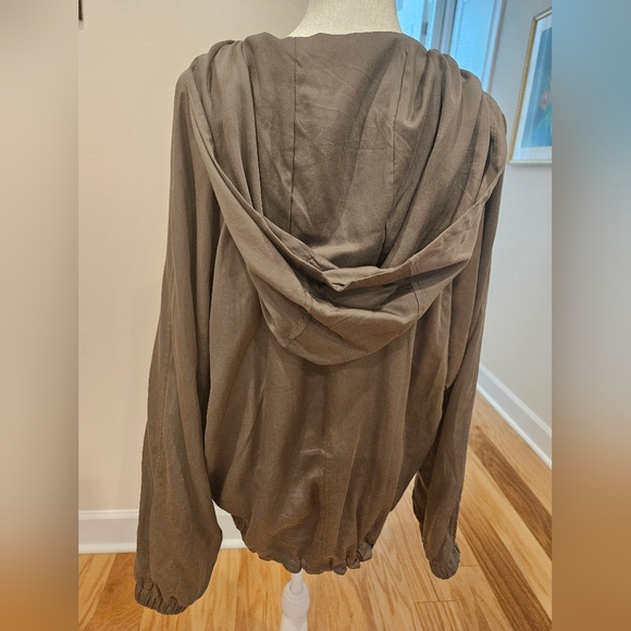 Lululemon jacket.  Brand new.  Was not worn. - Picture 5 of 7